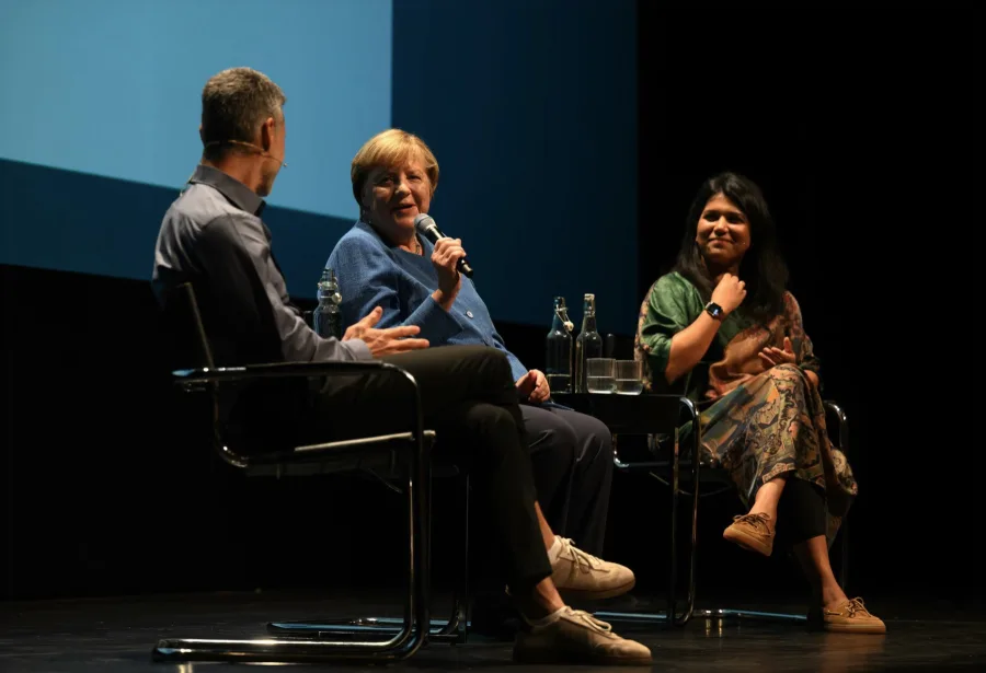 Angela Merkel im Gespräch mit Saba-Nur Cheema und Meron Mendel