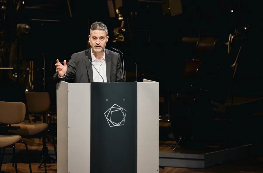 Meron Mendel bei der Festrede in der Philharmonie Berlin