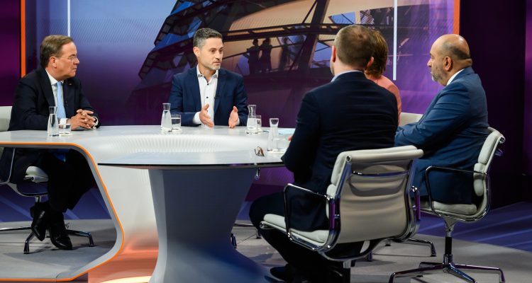 von links: Armin Laschet, Meron Mendel, Peter Neumann, Maybrit Illner, Omid Nouripour